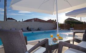 Banic Apartments With Pool