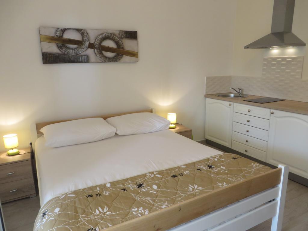 Banic Apartments With Pool Biograd Na Moru Rum bild